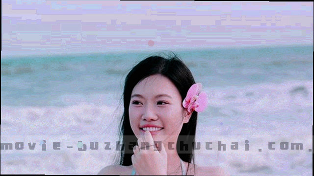 《驾驶我的车》横版剧照，红色轿车行驶在沿海公路上