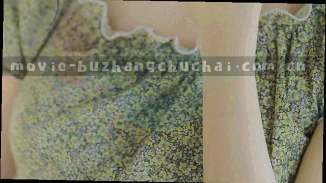 《步履不停》横版剧照，老屋走廊里家人来来回回